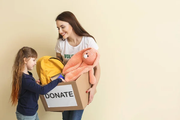 Voluntariado Con Donaciones Para Huérfanos Niños Pequeños Sobre Fondo Color —  Fotos de Stock