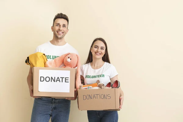 Voluntarios Con Donaciones Para Huérfanos Sobre Fondo Color — Foto de Stock
