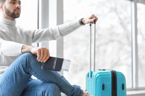 Joven Esperando Vuelo Aeropuerto — Foto de Stock