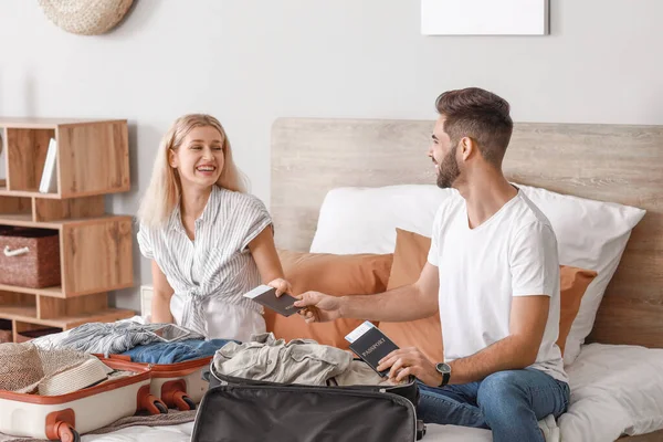 Young Couple Packing Luggage Home — Stock Photo, Image