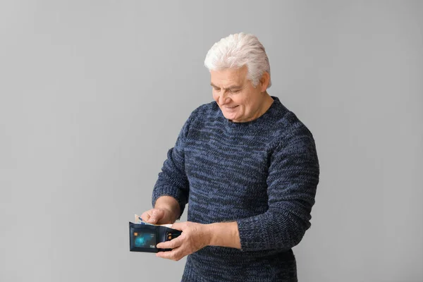 Senior Mit Handtasche Auf Grauem Hintergrund — Stockfoto