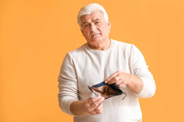 Sad Senior Man Empty Purse Color Background — Stock Photo, Image