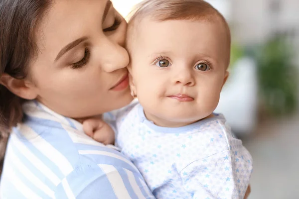Feliz Madre Con Lindo Bebé Casa —  Fotos de Stock