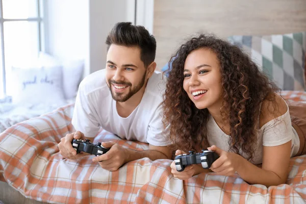 Ευτυχισμένο Νεαρό Ζευγάρι Που Παίζει Βιντεοπαιχνίδια Στην Κρεβατοκάμαρα — Φωτογραφία Αρχείου