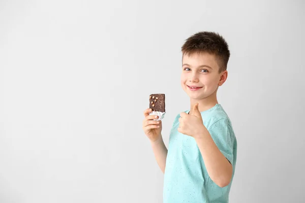 Lindo Niño Comiendo Chocolate Sobre Fondo Claro — Foto de Stock