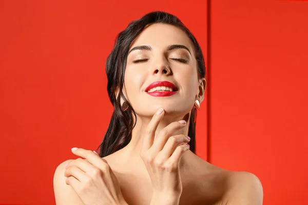 Mujer Joven Con Hermoso Maquillaje Sobre Fondo Color —  Fotos de Stock