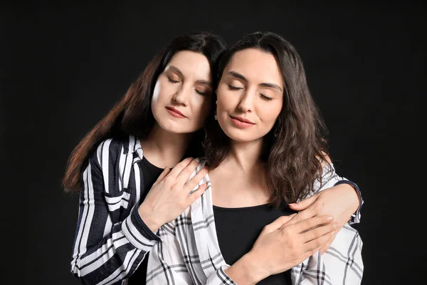 Portrait Adult Daughter Her Mother Dark Background — Stock Photo, Image