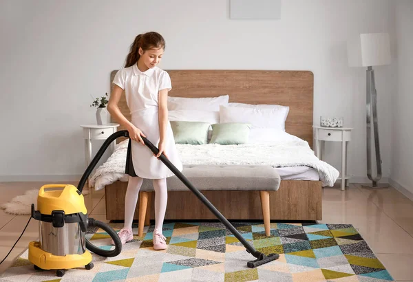 Cute Little Chambermaid Cleaning Bedroom — Stock Photo, Image