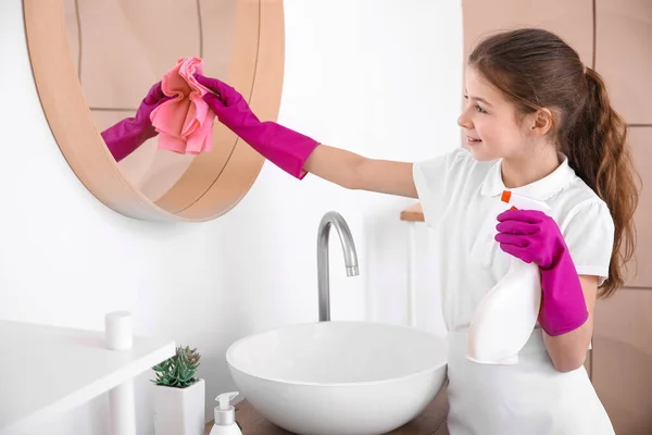 Cute Little Chambermaid Cleaning Bathroom — Stock Photo, Image