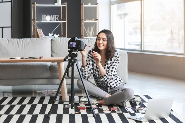 Feminino Beleza Blogger Gravação Vídeo Casa — Fotografia de Stock