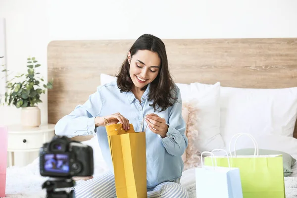 Blogger Moda Femenina Grabando Vídeo Casa — Foto de Stock