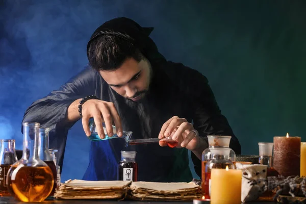 Hombre Alquimista Haciendo Poción Sobre Fondo Oscuro —  Fotos de Stock