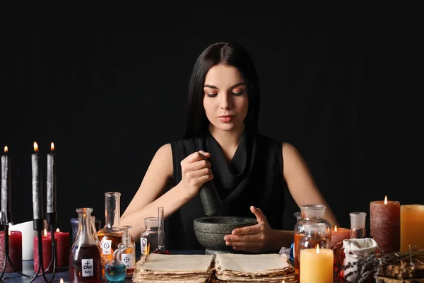 Vrouwelijke Alchemist Maken Toverdrank Donkere Achtergrond — Stockfoto