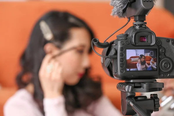 Жінки Азіатський Блогер Записують Відео Вдома — стокове фото