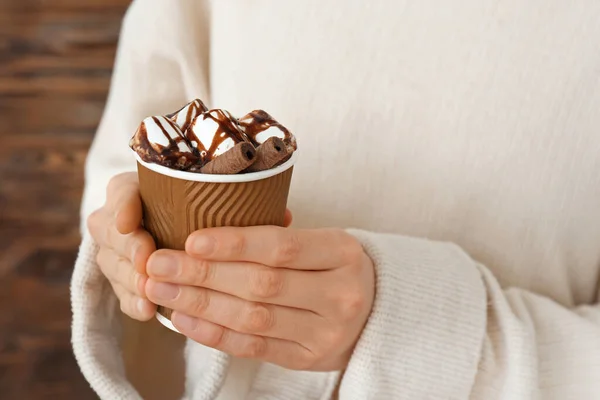 Donna Con Tazza Cioccolata Calda Primo Piano — Foto Stock