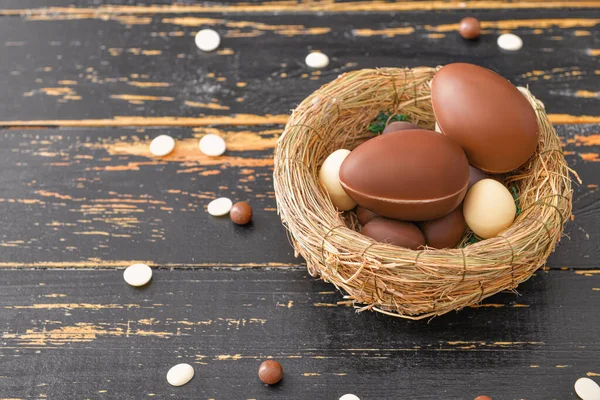 Ninho Com Ovos Chocolate Mesa Madeira — Fotografia de Stock