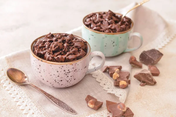 Chocolate Mug Cakes Table — Stock Photo, Image