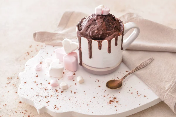 Bolo Caneca Chocolate Com Marshmallows Mesa — Fotografia de Stock