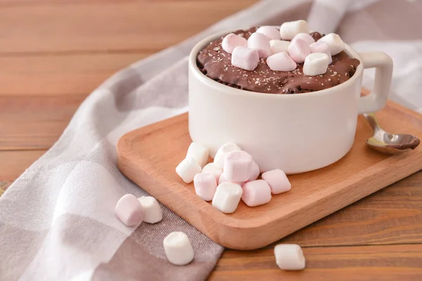 Bolo Caneca Chocolate Com Marshmallows Mesa — Fotografia de Stock