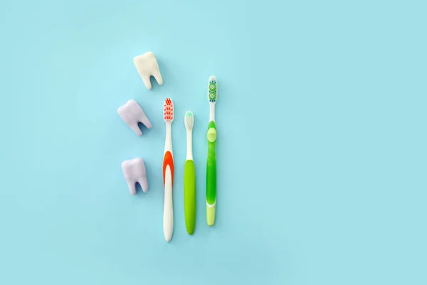 Brosses Dents Dents Plastique Sur Fond Couleur — Photo