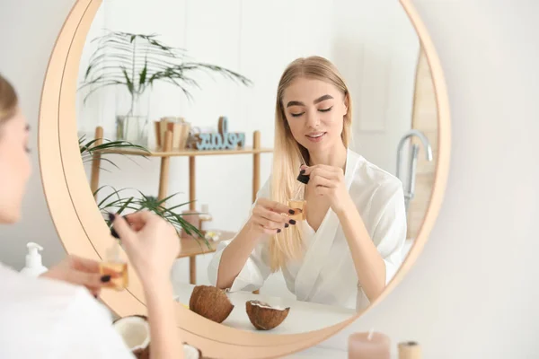 Jeune Femme Utilisant Des Cosmétiques Pour Les Cheveux Maison — Photo