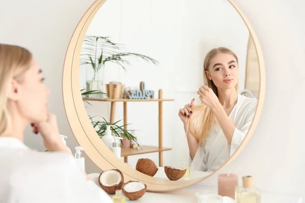 Jovem Mulher Usando Cosméticos Para Cabelo Casa — Fotografia de Stock