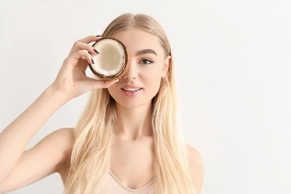 Mooie Jonge Vrouw Met Kokosnoot Lichte Achtergrond — Stockfoto