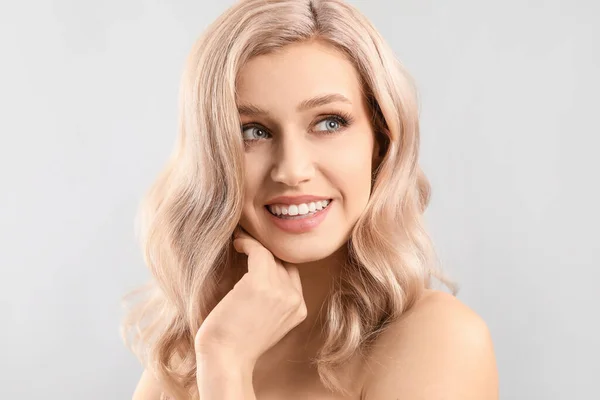 Jovem Loira Com Cabelo Bonito Fundo Claro — Fotografia de Stock