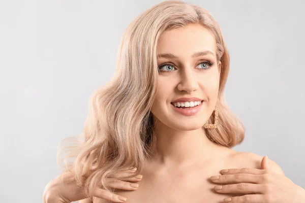 Young Blonde Beautiful Hair Light Background — Stock Photo, Image