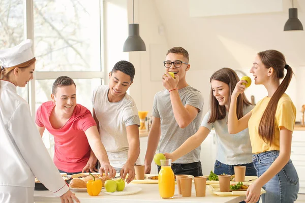 Schüler Besuchen Schulmensa Zum Mittagessen — Stockfoto