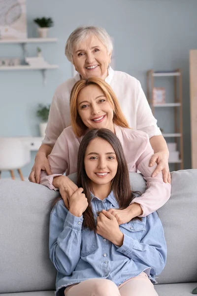 Gammal Kvinna Med Sin Vuxna Dotter Och Mamma Spenderar Tid — Stockfoto