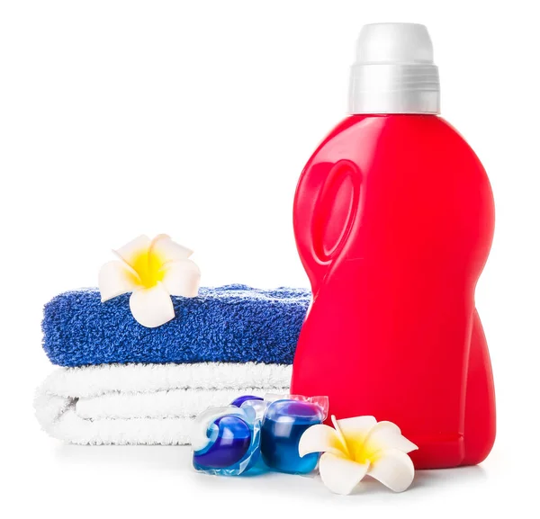 Handdoeken Wasmiddelen Witte Achtergrond — Stockfoto