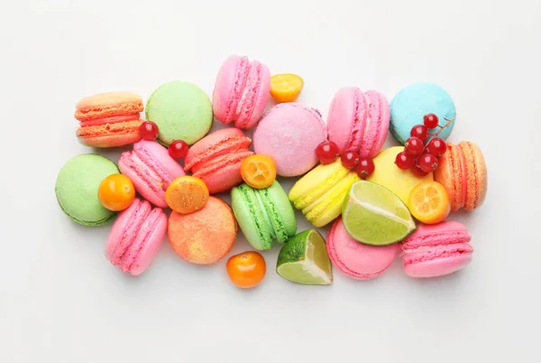 Leckere Macarons Mit Früchten Auf Weißem Hintergrund — Stockfoto