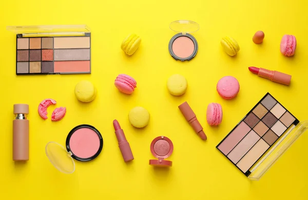 Cosmétiques Maquillage Avec Savoureux Macarons Sur Fond Couleur — Photo