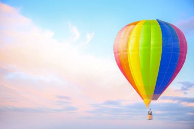 Mavi gökyüzünde gökkuşağı sıcak hava balonu. LGBT kavramı