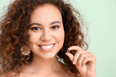 Geçmişinde balık yağı olan genç bir kadın.