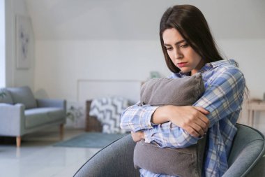 Depresif genç kadın evde