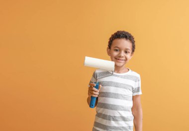 Renkli arka planda küçük Afrikalı-Amerikalı ressam