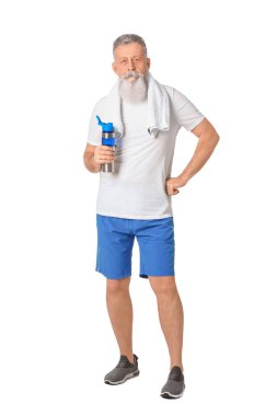 Beyaz arka planda bir şişe suyu olan sportif yaşlı bir adam.