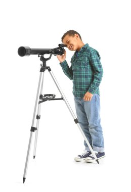 Beyaz arka planda teleskopu olan küçük Afro-Amerikalı çocuk.