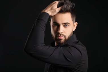 Sağlıklı saçlı, esmer, yakışıklı bir adam.