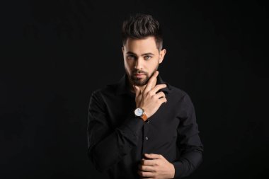 Sağlıklı saçlı, esmer, yakışıklı bir adam.