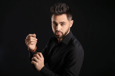 Sağlıklı saçlı, esmer, yakışıklı bir adam.