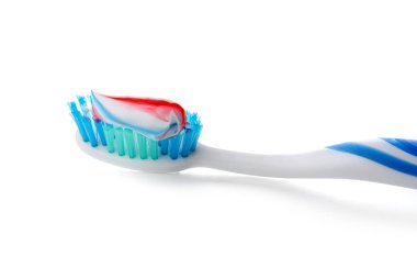 Beyaz arkaplanda yapıştırıcılı diş fırçası