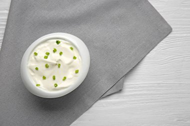 Masada bir kase lezzetli ekşi krema.