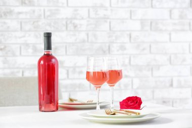 Bardaklar ve şarap servisi masasında.