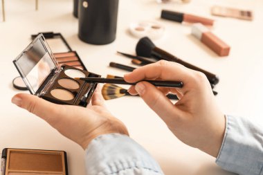 Güzellik salonundaki işyerinde makyöz, yakın çekim.