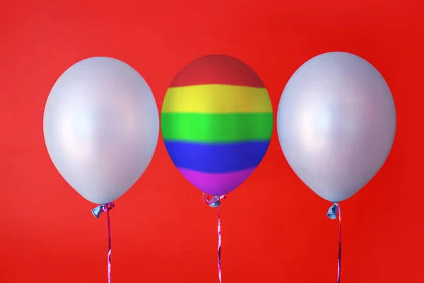 Balão Arco Íris Entre Lilás Fundo Cor Conceito Lgbt — Fotografia de Stock