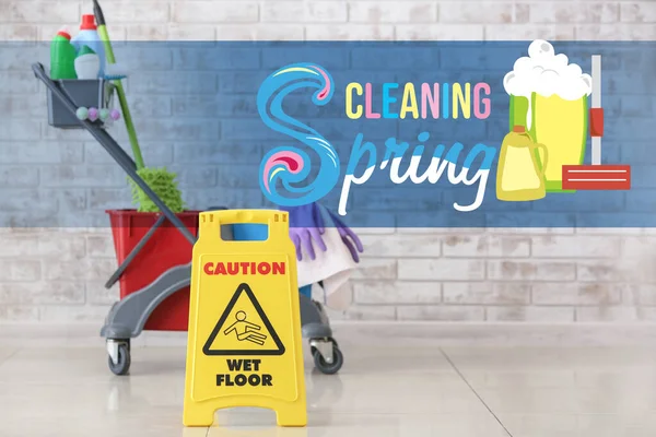 Señal Precaución Con Suministros Interiores Limpieza Primavera — Foto de Stock