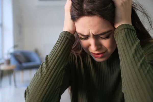 Depressive Junge Frau Hause — Stockfoto